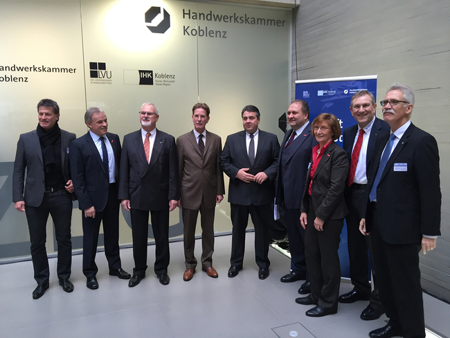 Zur Auftaktveranstaltung in Koblenz begrüßten mehr als 100 Vertreter der mittelständischen Wirtschaft Bundeswirtschaftsminister Sigmar Gabriel (Mitte), darunter ZDH-Präsident Hans Peter Wollseifer (4.v.r.), HwK-Hauptgeschäftsführer Alexander Baden (2.v.r.) wie auch Präsident Kurt Krautscheid (2.v.l.); Foto: HWK Koblenz