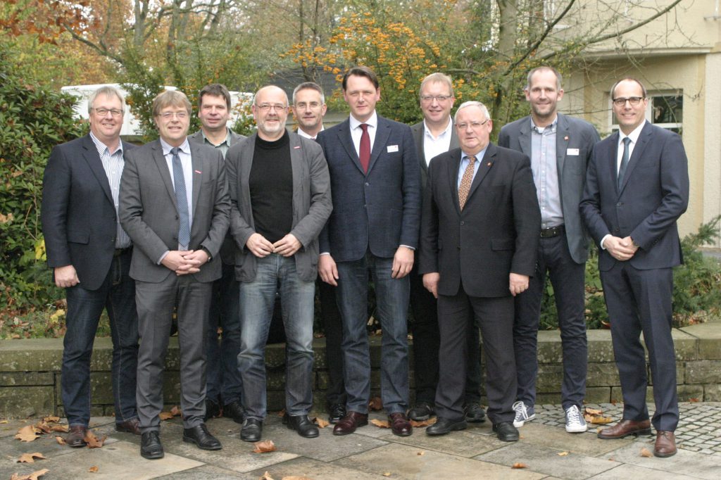 Neuer Hauptgeschäftsführer mit neuem Vorstand (v.l.): Markus Hinnüber, Thomas Radermacher, Felix Küdde, Rainer Söntgerath, Hans-Wilhelm Klomp, Dr. Johann Quatmann, Johannes Wortmann, Heinz Pütz, Thomas Klode und Markus Köster. Bild: Tischler NRW