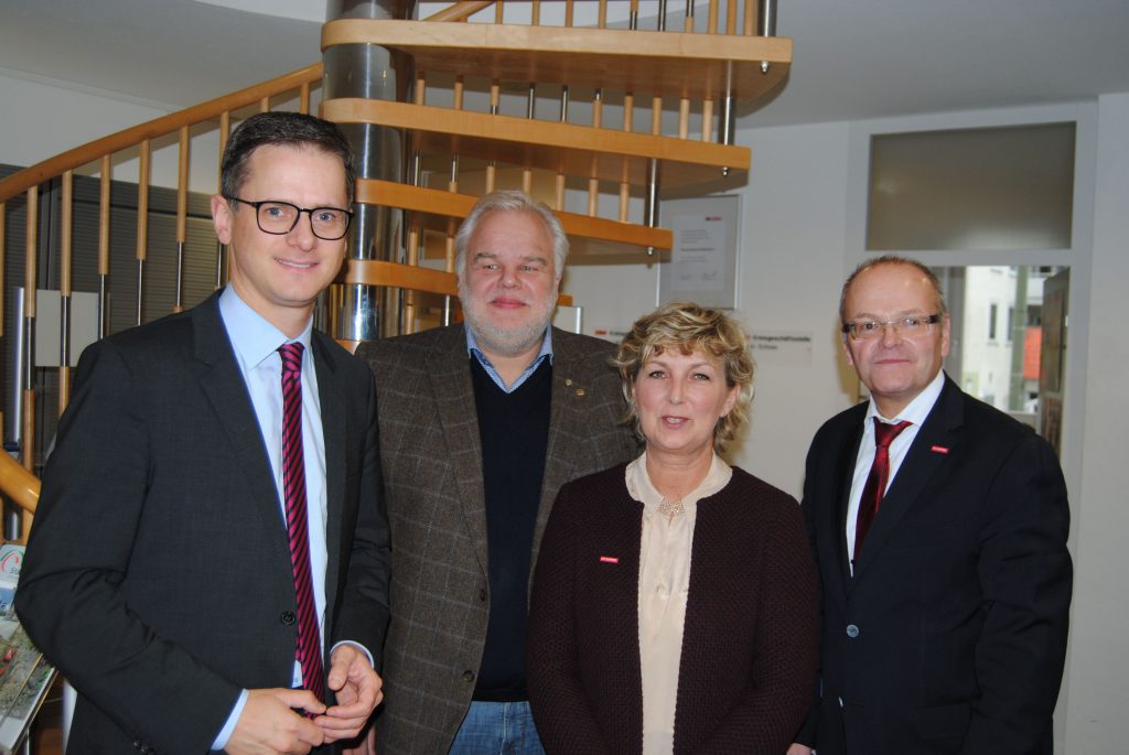 v.l.: Dr. Carsten Linnemann, Bundesvorsitzender der Mittelstands- und Wirtschaftsvereinigung der CDU/CSU mit dem stellv. Bundesinnungsmeister Frank Berenbrinker, Bundesinnungsmeisterin Martina Gralki-Brosch und Geschäftsführer Ludgerus Niklas vom Zentralverband Werbetechnik.