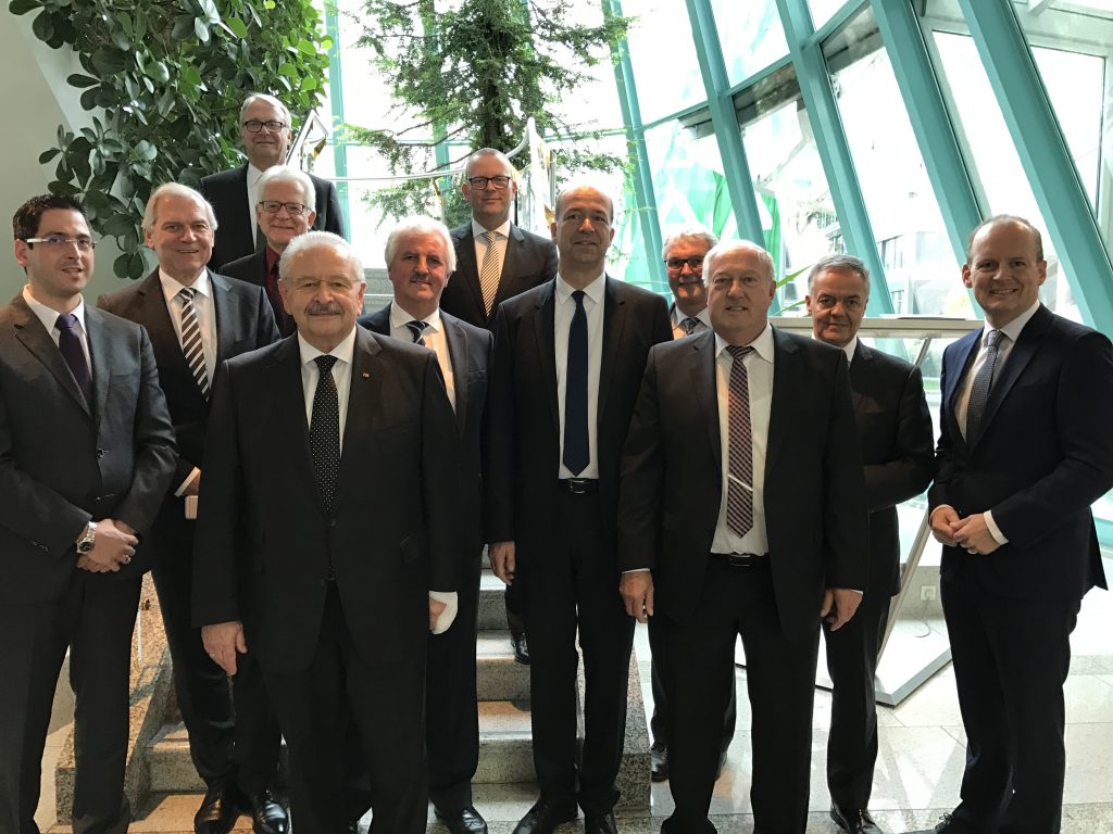 Trafen sich zum Jahresgespräch: Clemens Klinke, Dekra SE (2.v.l.), Jürgen Karpinski, ZDK (5.v.l.), Dr. Gerd Neumann, Dekra Automobil GmbH (6.v.l.). Foto: ProMotor.