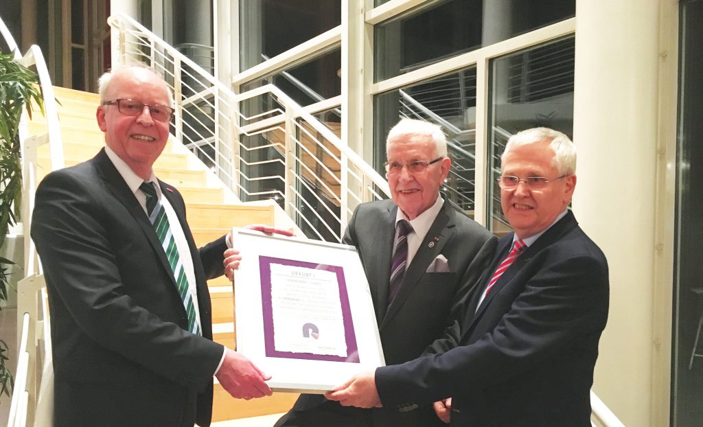 Verleihung des Ehrenrings des „Raumausstattenden Handwerks“ an Franz Steinweg