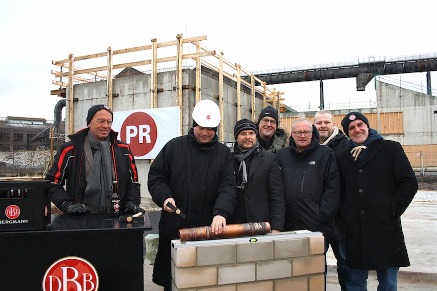 Bauunternehmung   Bei der Grundsteinlegung für den Neubau der Bergmann Brauerei trafen sich (v.l.n.r.): Dr. Thomas Raphael, Inhaber der Bergmann Brauerei, Stefan Rundholz, Geschäftsführer der RUNDHOLZ Bauunternehmung und Mitinitiator, Dr. Marco Krugmann und Dr. Bernhard van Bonn, beide Geschäftsführer der Investorengruppe, Herbert Prigge, Mitgeschäftsführer der Bergmann Brauerei, sowie Oliver Mühlmann und Gerald Kremer von der Bergmann Brauerei.  Foto: Rundholz