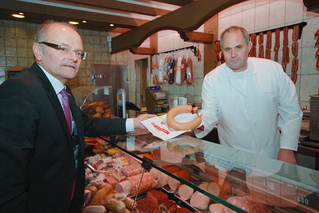 Für die Fleischer geht es beim Kontrollbarometer des Landes NRW sprichwörtlich „um die Wurst“: (v.l.) Ludgerus Niklas, Geschäftsführer der Fleischer-Innung Westfalen Mitte, und Dirk Klusmeier, Obermeister der Fleischer-Innung Westfalen Mitte. Foto: Stefan Müller