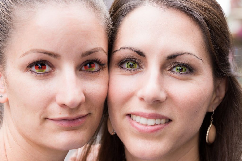 Wer sein Karnevalskostüm mit Motiv-Kontaktlinsen ergänzen möchte, sollte unbedingt einige Tipps beachten. Quellenangabe: "obs/Zentralverband der Augenoptiker und Optometristen - ZVA/ZVA/Skamper"