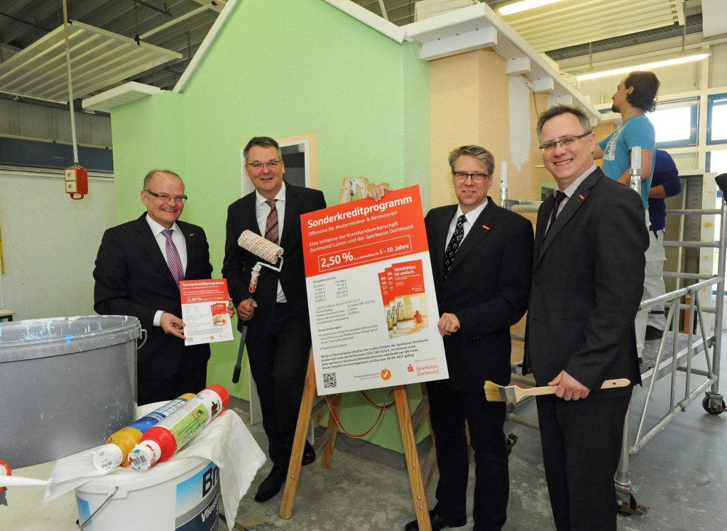 Stellten das "kleine Konjunkturprogramm" der Presse vor: v.l. Ludgerus Niklas, Stellvertretender Hauptgeschäftsführer der Kreishandwerkerschaft Dortmund und Lünen, Jörg Busatta, Vorstandsmitglied der Sparkasse Dortmund, Kreishandwerksmeister Dipl.-Ing. Christian Sprenger, und Ass. Joachim Susewind, Hauptgeschäftsführer der Kreishandwerkerschaft Dortmund und Lünen. (Foto: Sparkasse Dortmund)