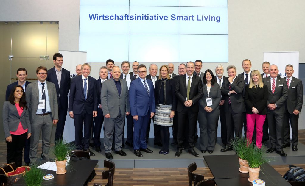 Die Teilnehmer der Initiative Smart Living bei der Gründungsveranstaltung auf der ISH in Frankfurt (6.v.r. ZVEH-Hauptgeschäftsführer Ingolf Jakobi; 6.v.l. Dr. Andreas Goerdeler, BMWi). Bild: Messe Frankfurt / Jochen Günther