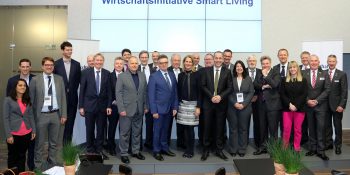 Die Teilnehmer der Initiative Smart Living bei der Gründungsveranstaltung auf der ISH in Frankfurt (6.v.r. ZVEH-Hauptgeschäftsführer Ingolf Jakobi; 6.v.l. Dr. Andreas Goerdeler, BMWi). Bild: Messe Frankfurt / Jochen Günther