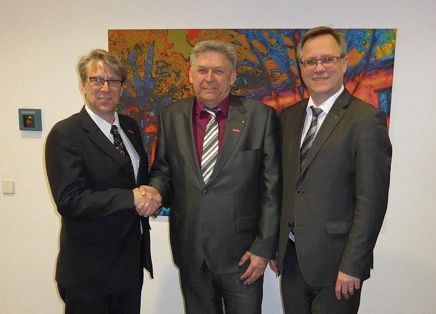 Im Bild (v.l.): Kreishandwerksmeister Dipl.-Ing. Christian Sprenger, Ehrenträger Volker Walters und Hauptgeschäftsführer Ass. Joachim Susewind.