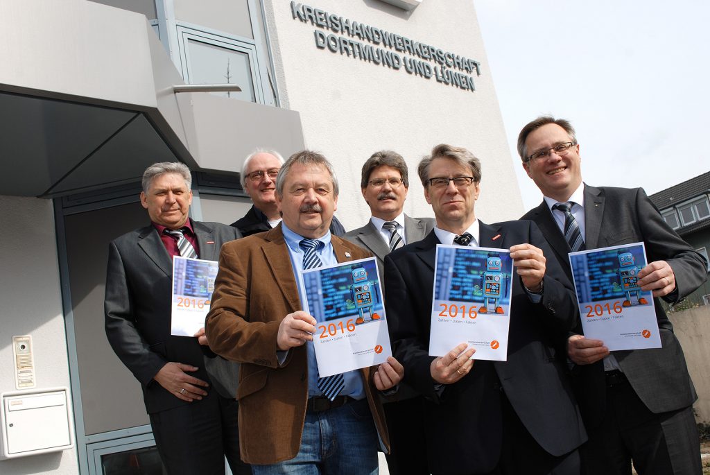 Präsentierten die Zahlen des Jahres 2016 und die Aussichten für 2017: (v.l.) Volker Walters, Geschäftsführer des Bildungskreis Handwerk e.V.; Kreislehrlingswart Ulrich John; Jürgen Krause, stv. Stadthandwerksmeister Lünen; Volker Conradi, Obermeister der Innung für Elektrotechnik Dortmund und Lünen; Kreishandwerksmeister Dipl.-Ing Christian Sprenger; Ass. Joachim Susewind, Hauptgeschäftsführer der Kreishandwerkerschaft Dortmund und Lünen.