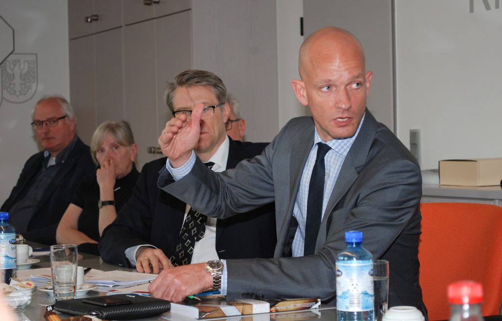 In der Diskussion stand Ralph Bombis MdL (FDP) den Spitzenvertretern der Innungen Rede und Antwort.