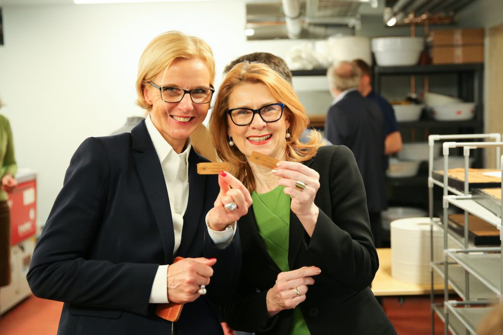 Vom Entwurf zum fertigen Etikett: Susanne Schulte und Inge Szoltysik-Sparrer von der Innung für Modeschaffendes Handwerk zeigten in Dortex’ Neubau in Bodelschwingh ihre zuvor eigens designten Label. Foto: Bart Siegner/DORTEX.