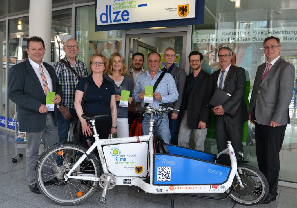 Haben sich bei der Mitlgiederversammlung über Projekte des dlze ausgetauscht (von links): Ralf Marx (Kreishandwerkerschaft Dortmund u. Lünen), Werner Höing (Umweltamt Stadt Dortmund), Ursula Winterberg (DEW21), Veronika Bluhm (Umweltamt Stadt Dortmund), Christos Natis (WILO SE), Mario Marques de Carvalho (Caritasverband Dortmund e.V.), Siegfried Riemann (Handwerkskammer Dortmund), Michael Leischner (Umweltamt Stadt Dortmund), Ralf Habbes (DSW21), Joachim Susewind (Kreishandwerkerschaft Dortmund u. Lünen). Foto: Joachim Müller, Stadt Dortmund.