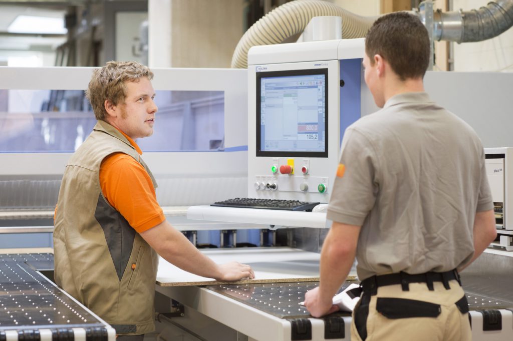 Um den Bedarf an gut qualifizierten Mitarbeitern decken zu können, wird die Bedeutung der beruflichen Weiterbildung im Tischlerhandwerk zunehmen. Bild: Bettina Engel-Albustin / Tischler NRW