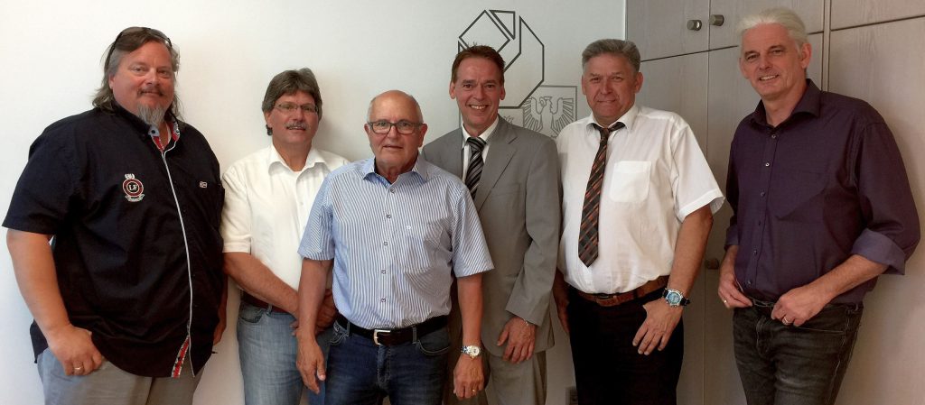 Der neue Vorstand der RIAG: (v.l.) Kai-Gerhard Kullik, Volker Conradi, Manfred Struwe, Frank Kulig, Thomas Pape (r.) sowie RIAG-Geschäftsführer Volker Walters (2.v.r.) (nicht im Bild: Werner Benthaus). Foto: Kreishandwerkerschaft Dortmund und Lünen