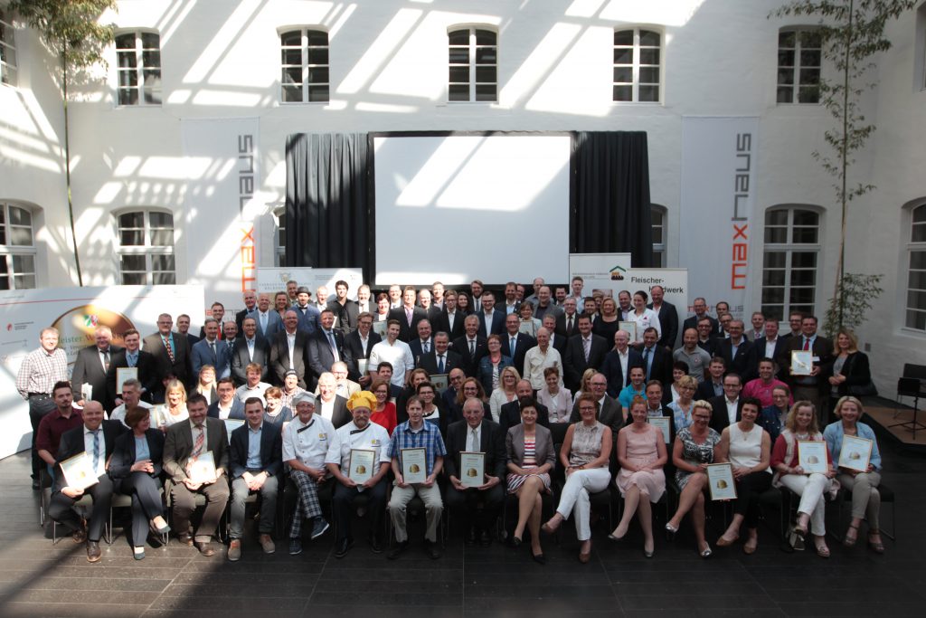 Insgesamt 78 Betriebe aus dem Brauerei-, Fleischer-, Bäcker- und Konditorhandwerk wurden mit dem Preis "Meister.Werk.NRW 2017" ausgezeichnet. Sie finden hier die Fotos der Preisübergabe durch Herrn Minister Johannes Remmel am 26. Juni 2017 an die 65 anwesenden Preisträger. Die Verwendung der Fotos ist im Zusammenhang mit der Berichterstattung zulässig. (Bildnachweis "MKULNV/Yavuz Arslan")