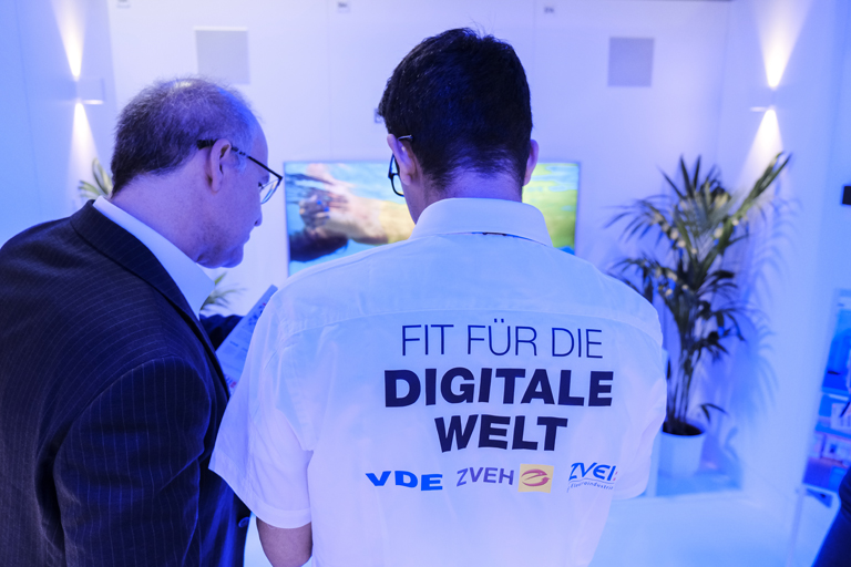 Fit für die digitale Welt: VDE, ZVEH und ZVEI präsentieren den Besuchern viele smarte Anwendungen. Bild: ZVEI/Bollhorst