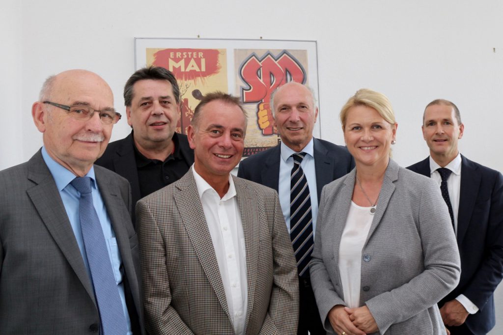 Sabine Poschmann MdB mit den Vertretern des Baugewerbes (v.l.n.r.) Heinz Masjosthusmann (Baugewerbeverband Westfalen), Dietmar Schäfers (IG BAU), Jürgen Kuhlmann und Karl-Hans Körner (Fachverband Fliesen und Naturstein) sowie Rudolf Voos (Zentralverband Deutsches Baugewerbe)