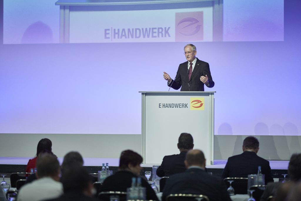 ZVEH-Präsident Lothar Hellmann sprach beim E-Kongress über die Rolle der E-Branche in Zeiten der Digitalisierung. Bild: Christoph Bünten