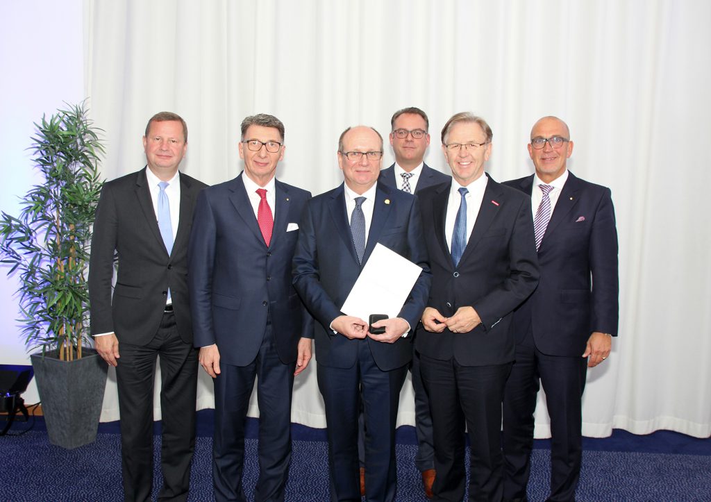 Verleihung der Goldenen Ehrennadel am 08.11.2017 an den scheidenden Direktor Signal Iduna Gruppe Dirk Schnittger: WHKT-Hauptgeschäftsführer Reiner Nolten, Vorstandsvorsitzender Signal Iduna Gruppe Ulrich Leitermann, Direktor der Signal Iduna Gruppe Dirk Schnittger, Dr. Matthias Albrecht (designierter Nachfolger von Dirk Schnittger), WHKT-Präsident Hans Hund, Generalbevollmächtigter der Signal Iduna Gruppe Ulrich Scheele (v.l.n.r.) (Foto: Signal Iduna Gruppe)