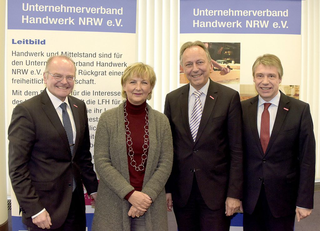 Treffen bei der Tagung in Düsseldorf: (v.l.) Geschäftsführer des Zentralverbands Werbetechnik Ludgerus Niklas, Vorsitzende des Zentralverbands Werbetechnik Martina Gralki-Brosch, Präsident des Unternehmerverbandes Handwerk NRW, Dipl.-Ing. Hans-Joachim Hering, Hauptgeschäftsführer Dr. Frank Wackers. Bildnachweis: Pressefoto W. Meyer