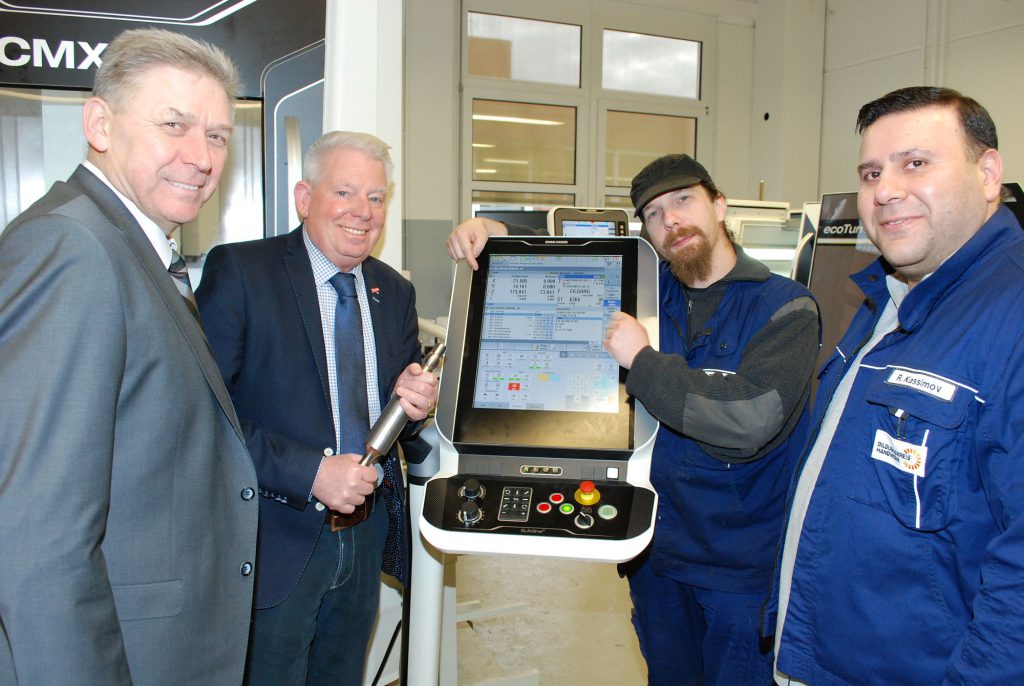Geschäftsführer Volker Walters (l.) und der stellvertretende Geschäftsführer Michael Eissing (2.v.l.) ziehen eine positive Bilanz für den Bildungskreis Handwerk e.V. Der gemeinnützige Bildungsträger bietet mit moderner Ausstattung und qualifizierten Lehrkräften – wie hier im Bild mit der neuen CNC-Fräsmaschine und den Ausbildern Thomas Werse und Rouslan Kassimov (2.u.3.v.l.) – hochwertige Lehrgänge für Ausbildung, Weiterbildung und Umschulung im Handwerk an. Foto: Bildungskreis Handwerk