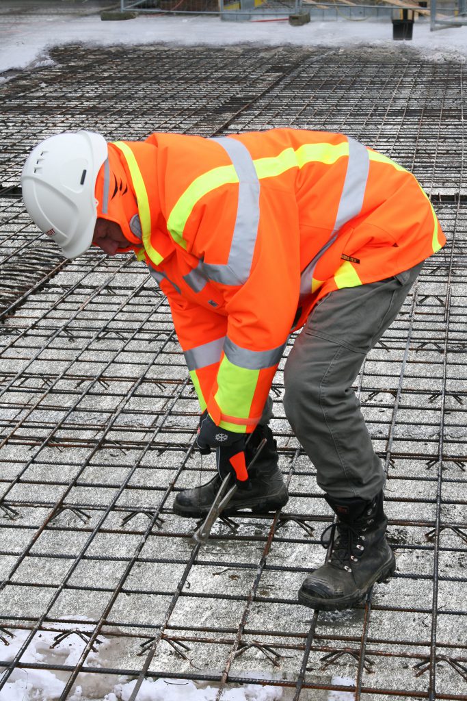 Die Beschäftigten und Baustellen müssen für den Winterbetrieb vorbereitet und ausgerüstet sein. Quellenangabe: "obs/Thomas Lucks/BG BAU"