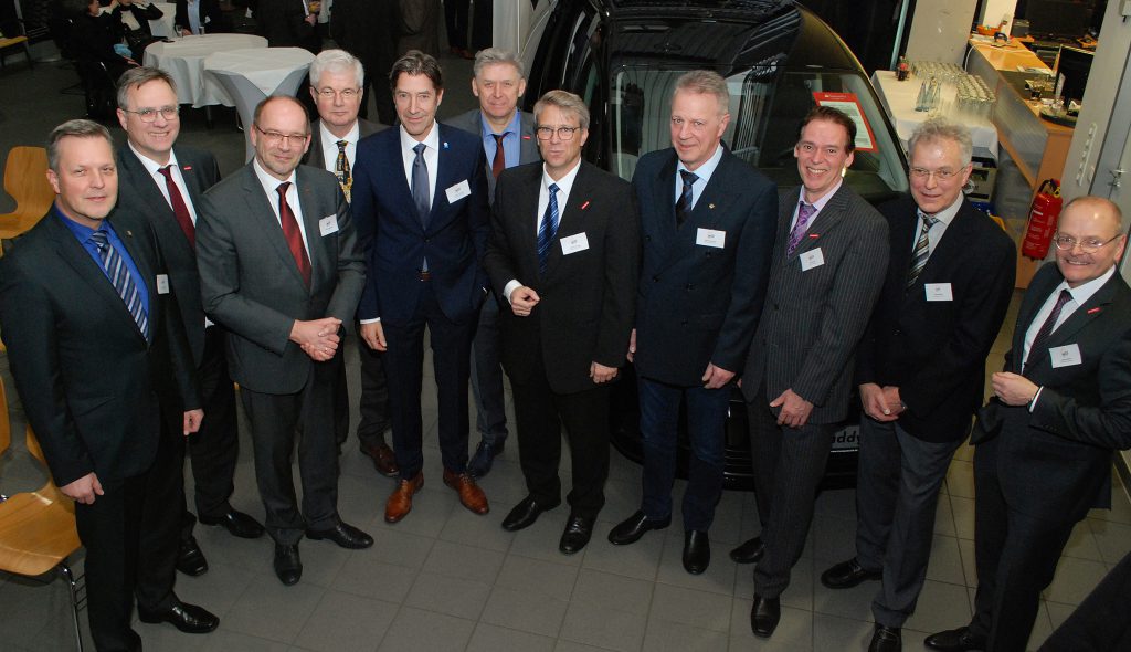 Dämmerschoppen des Handwerks im Lüner Autohaus Trompeter: (v.l.) Lünens Bürgermeister Jürgen Kleine Frauns, Hauptgeschäftsführer der Kreishandwerkerschaft Dortmund und Lünen Ass. Joachim Susewind, Rainer Schmeltzer MdL(SPD), Bürgermeister a.D. Hans Wilhelm Stodollick, Gastgeber und stellv. Stadthandwerksmeister Christoph Haumann, Geschäftsführer der Autohaus Trompeter GmbH, Geschäftsführer der Kreishandwerkerschaft Dortmund und Lünen Volker Walters, Kreishandwerksmeister Dipl.-Ing. Christian Sprenger, Stadthandwerksmeister Dipl.-Ing. Reiner Horstmann, stellv. Kreishandwerksmeister Frank Kulig, stellv. Stadthandwerksmeister Dipl.-Ing. Uwe Mittag, stellv. Hauptgeschäftsführer der Kreishandwerkerschaft Dortmund und Lünen Ludgerus Niklas.