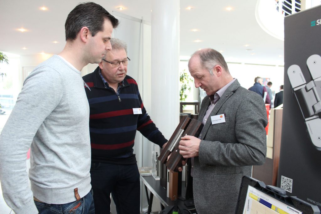 Zwischen den Vorträgen konnten sich die Teilnehmer an den Ständen der Aussteller informieren. Foto: Monika Dieckmann