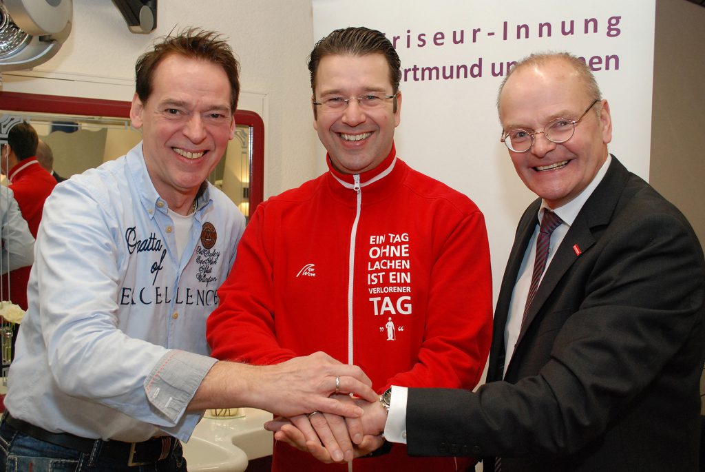 Schulterschluss für eine gute Sache: (v.l.) Frank Kulig, Obermeister der Friseur-Innung Dortmund und Lünen, Marc Peine, Hauptgeschäftsführer des Vereins Kinderlachen e.V. und Ludgerus Niklas, Geschäftsführer der Friseur-Innung Dortmund und Lünen, freuen sich über den Beginn der Spendenaktion am 1. März. (Foto: Friseur-Innung Dortmund und Lünen)