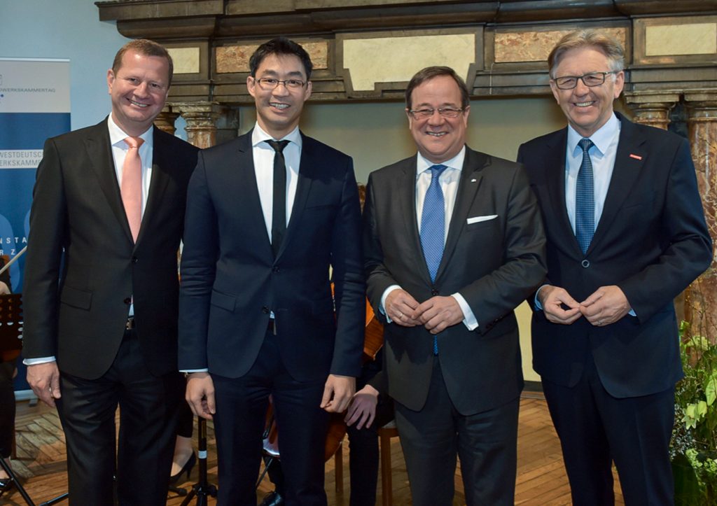 16.03.2018: Festakt anlässlich des hundertjährigen Bestehens des WHKT: Ministerpräsident Armin Laschet (2.v.r), Generalsekretär a. D. des Weltwirtschaftsforums Davos, Dr. Philipp Rösler (2.v.l.), WHKT-Präsident Hans Hund (r.) sowie WHKT-Hauptgeschäftsführer Reiner Nolten (l.)