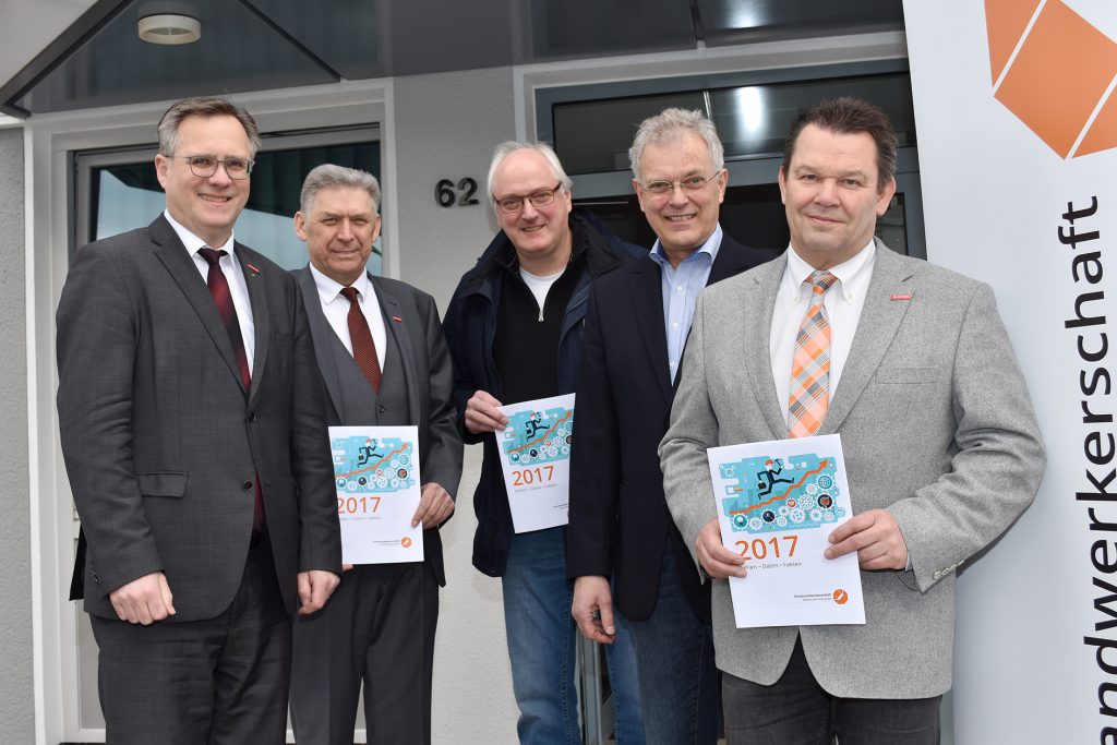 Bei der Jahrespressekonferenz der Kreishandwerkerschaft Dortmund und Lünen zogen die Teilnehmer eine positive Bilanz: (v.l.) Hauptgeschäftsführer Ass. Joachim Susewind, Geschäftsführer Volker Walters, Kreislehrlingswart Ulrich John, stv. Stadthandwerksmeister von Lünen Uwe Mittag und der stv. Kreishandwerksmeister Ralf Marx. Foto: Kreishandwerkerschaft Dortmund und Lünen