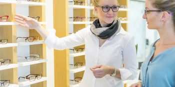 Die Brillenoptik bildet mit über 80 Prozent weiterhin den größten Anteil am Gesamtbranchenumsatz. Quellenangabe: "obs/ZVA/Heike Skamper"