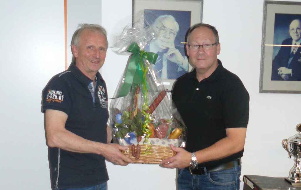 Dank und Anerkennung zum Abschied (v.l.) Manfred Nogala und stv. Obermeister Frank Asbeck. Foto: Bildhauer- und Steinmetz-Innung Dortmund und Lünen