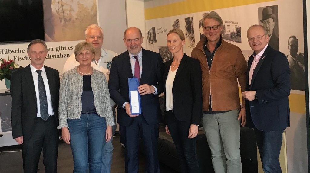 Auf dem Foto (von links nach rechts): Dr. Martin Hundsdorfer, 1. Bürgermeister der Stadt Mühlhausen, Bundesinnungsmeisterin Martina Gralki-Brosch, stv. Bundesinnungsmeister Frank Berenbrinker, Landrat Willibald Gailler, CSU-Kreisverband Neumarkt, Silvia Fischer (Leitung Marketing & Kommunikation), Geschäftsführer Stephan K. Fischer, Fischer Licht & Metall GmbH & Co. KG, Geschäftsführer Ludgerus Niklas, Zentralverband Werbetechnik.