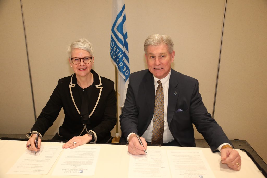 Keith A. Pretty, Präsident der Northwood University, und Birgit Behrens, Geschäftsführerin Abteilung Berufsbildung bei der Vertragsunterzeichnung. Foto: Northwood University