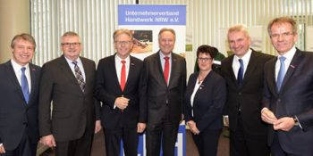 Hochkarätig besetzte Podiumsdiskussion anl. des Unternehmertages 2018 v.r.n.l. Andreas Ehlert (Präsident HANDWERK.NRW), NRW-Wirtschaftsminister Prof. Dr. Andreas Pinkwart, Tatjana Lanvermann (Vorsitzende Unternehmerfrauen im Handwerk NRW), Hans-Joachim Hering (Präsident Unternehmerverband Handwerk NRW), Hans Hund (Präsident Westdeutscher Handwerkskammertag), Rolf Meurer (Präsident Landesarbeitsgemeinschaft Kreishandwerkerschaften NRW), Dr. Frank Wackers (Hauptgeschäftsführer Unternehmerverband Handwerk NRW).
