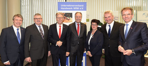 Hochkarätig besetzte Podiumsdiskussion anl. des Unternehmertages 2018 v.r.n.l. Andreas Ehlert (Präsident HANDWERK.NRW), NRW-Wirtschaftsminister Prof. Dr. Andreas Pinkwart, Tatjana Lanvermann (Vorsitzende Unternehmerfrauen im Handwerk NRW), Hans-Joachim Hering (Präsident Unternehmerverband Handwerk NRW), Hans Hund (Präsident Westdeutscher Handwerkskammertag), Rolf Meurer (Präsident Landesarbeitsgemeinschaft Kreishandwerkerschaften NRW), Dr. Frank Wackers (Hauptgeschäftsführer Unternehmerverband Handwerk NRW).