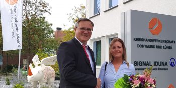 Hauptgeschäftsführer Joachim Susewind (links) überreichte Laura Bormann einen Blumenstrauß und gratulierte recht herzlich. Foto: Kreishandwerkerschaft