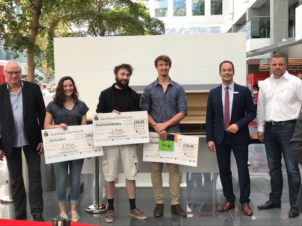 Ehrungen beim Gestaltungwettbewerb (v.l.): Ulrich John (Lehrlingswart der Tischler-Innung), Katinka Lara Mai (FH-Azubi), Bernhard Heinrich (Azubi der Tischlerei Freiformat / Winnemöller & Scholz GbR), Josua Mazurek (FH-Azubi), Peter Orth (Vorstandsmitglied der Sparkasse Dortmund) und Dirk Goebel (Obermeister der Tischler-Innung). Foto: Fachhochschule Dortmund