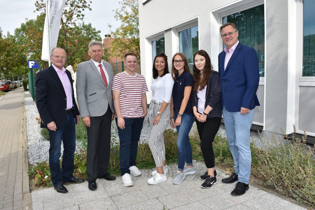 Ein herzliches Willkommen gab es für die neuen Auszubildenden an der „Langen Reihe“ in Körne: (v.l.) Geschäftsführer Ludgerus Niklas und Volker Walters von der Kreishandwerkerschaft Dortmund und Lünen, Melvin Kilian, Dounia Naasse, Valentina Čalic, Aileen Evita Kwiatkowski und Hauptgeschäftsführer Joachim Susewind.