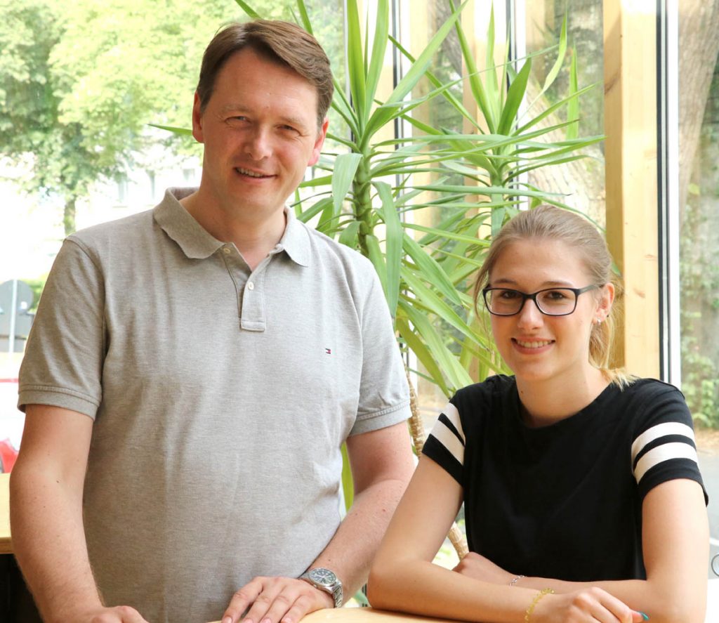 Anfang August begrüßte Hauptgeschäftsführer Dr. Johann Quatmann Christine Lang an ihrem neuen Ausbildungsplatz. Bild: Tischler NRW