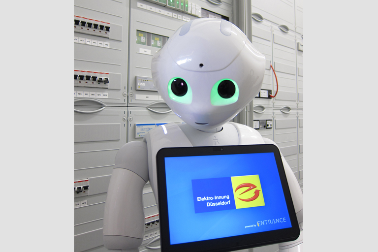 Roboter PEPPER empfängt jeden Gast mit Smalltalk. In Zusammenarbeit mit einer Wi-Fi-Kaffeemaschine kann er auch als Barista tätig werden. Bild: Uwe Isenbügel