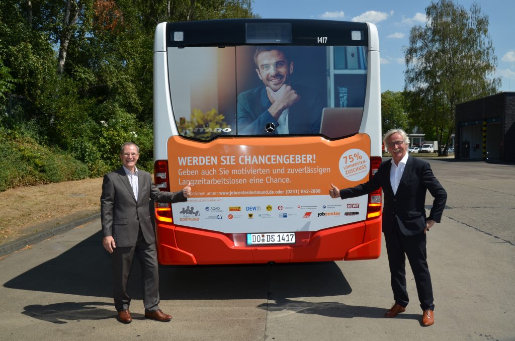 v.l.: Jobcentergeschäftsführer Frank Neukirchen-Füsers und DSW21-Vorstand Manfred Kossack stellen die neue Buswerbung vor. Bild: Michael Schneider/ Jobcenter Dortmund