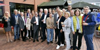 Bildzeile: Zahlreiche Gäste aus Politik, Gesellschaft und Handwerk waren der Einladung der Kreishandwerkerschaft zum Sommerfest gefolgt. Kreishandwerksmeister Dip.-Ing. Christian Sprenger (r.) und Lünens Stadthandwerksmeister Dipl.-Ing. Reiner Horstmann freuten sich unter anderen über den Besuch von Ullrich Sierau, Oberbürgermeister der Stadt Dortmund, Siegfried Störmer, Erster stellvertretender Bürgermeister der Stadt Lünen sowie von Bundestags- und Landtagsabgeordneten der Region. Foto: Kreishandwerkerschaft Dortmund und Lünen