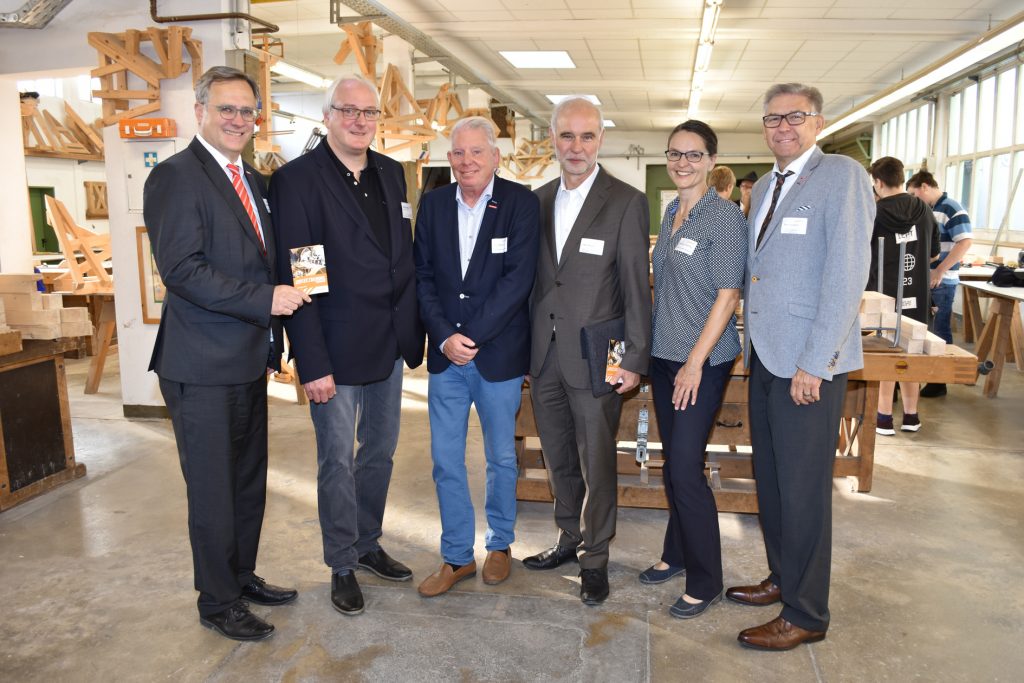 Initatoren und Organisatoren der Jobtec: (v.l.) Ass. Joachim Susewind, Hauptgeschäftsführer der Kreishandwerkerschaft Dortmund und Lünen; Kreislehrlingswart Ulrich John; Michael Eissing, stv. Geschäftsführer des Bildungskreises Handwerk e.V.; Joachim Beyer, Geschäftsbereichsleiter der Wirtschaftsförderung Dortmund; Simone Goßling, jobtec - Motor für deine Zukunft / Wirtschaftsförderung Dortmund; Volker Walters, Geschäftsführer des Bildungskreis Handwerk e.V. und der Kreishandwerkerschaft Dortmund und Lünen.