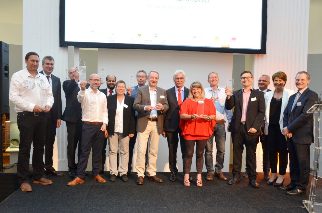 v.l.: Dirk Rohlf (ETR - Produktion und Service für Elektronik GmbH, Preisträger), Wulf-Christian Ehrich (IHK zu Dortmund, Laudator), Marco Sievers (Netto Marken-Discount AG & Co. KG, Preisträger), Marcel Kamin (Ihr Friseur Kamin, Preisträger), Mocef Badri (Restaurant Fröhliche Morgensonne, Preisträger), Birgit Zoerner (Stadträtin, Laudatorin), Thomas Möllenhoff (Spodeck FassadenProfi GmbH, Preisträger), Andreas Panzau (Pfefferkorn GmbH & CO. Dortmund KG, Preisträger), Manfred Kossack (DSW21/DEW21, Laudator), Siglinde Degenhardt (Christoph Kroschke GmbH, Preisträgerin), Hendrik Hülsmann-Trapphoff (Schulz GmbH Garten & Landschaftsbau, Preisträger), Lars Krause (Amazon Logistik Dortmund GmbH, Preisträger), Prof. Dr. Thomas Bauer (Ruhruniversität Bochum, Referent), Karin Niemeyer (WDR, Moderatorin), Frank Neukirchen-Füsers (Jobcenter Dortmund, Gastgeber) (Foto: Seidel)