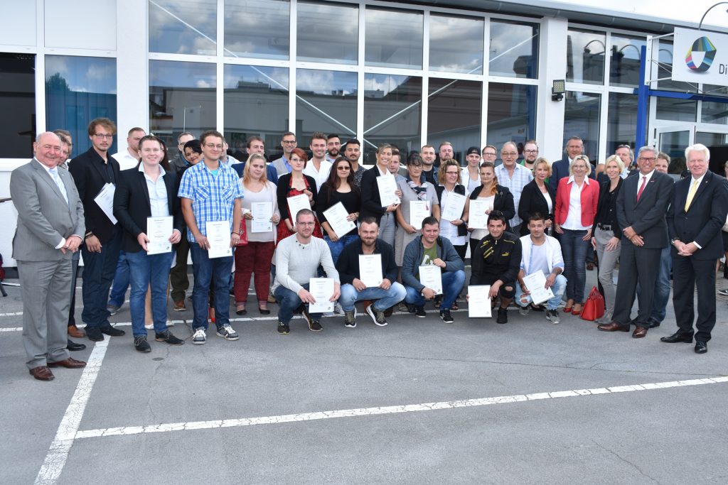 Die frischgebackenen Gesellen mit Oberbürgermeister Ullrich Sierau sowie Geschäftsführer und Vorstand der Gebäudereiniger-Innung Dortmund (rechts im Bild)