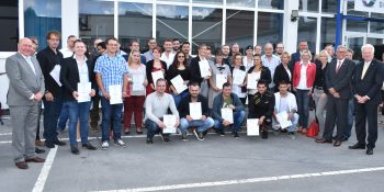 Die frischgebackenen Gesellen mit Oberbürgermeister Ullrich Sierau sowie Geschäftsführer und Vorstand der Gebäudereiniger-Innung Dortmund (rechts im Bild)