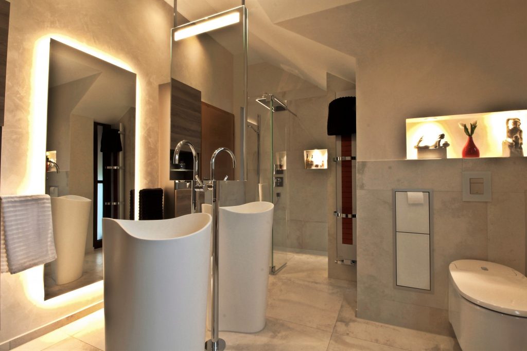 Designerbad mit Pfiff Hier stimmt jedes Detail: Freistehende Waschtische und Armaturen, elegant integrierte Wandeinbauelemente wie WC-Papier, Bürstengarnitur oder Kosmetikeimer; Fachbetrieb Bad & Konzept aus Rhede behielt das Gesamtkonzept immer im Blick. Quelle: Bad & Konzept GmbH