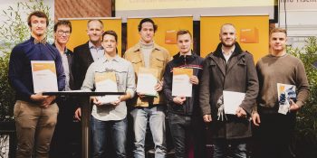 Tischler NRW-Vorstandsmitglied Thomas Klode (3.v.l.) und Gestaltungsberater Hans Christoph Bittner (2.v.l.) mit den Siegern und Belobigten der „Guten Form 2018“ (v.l.): Josua Mazurek, Matthias Wierz, Florian Neuhaus, Melwin Silvester Röllecke, Marcel Fromm und Laurens Hübsch.